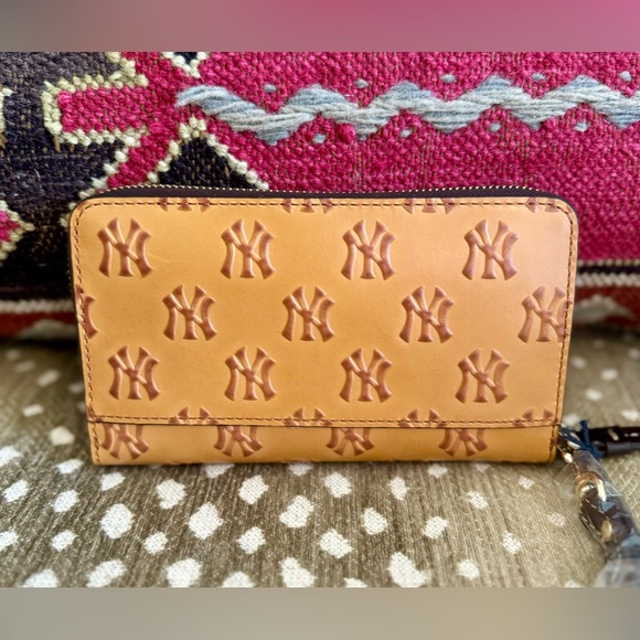 DOONEY & BOURKE New York Yankees
Brown Cognac Wristlet Clutch - NWT - Picture 3 of 7